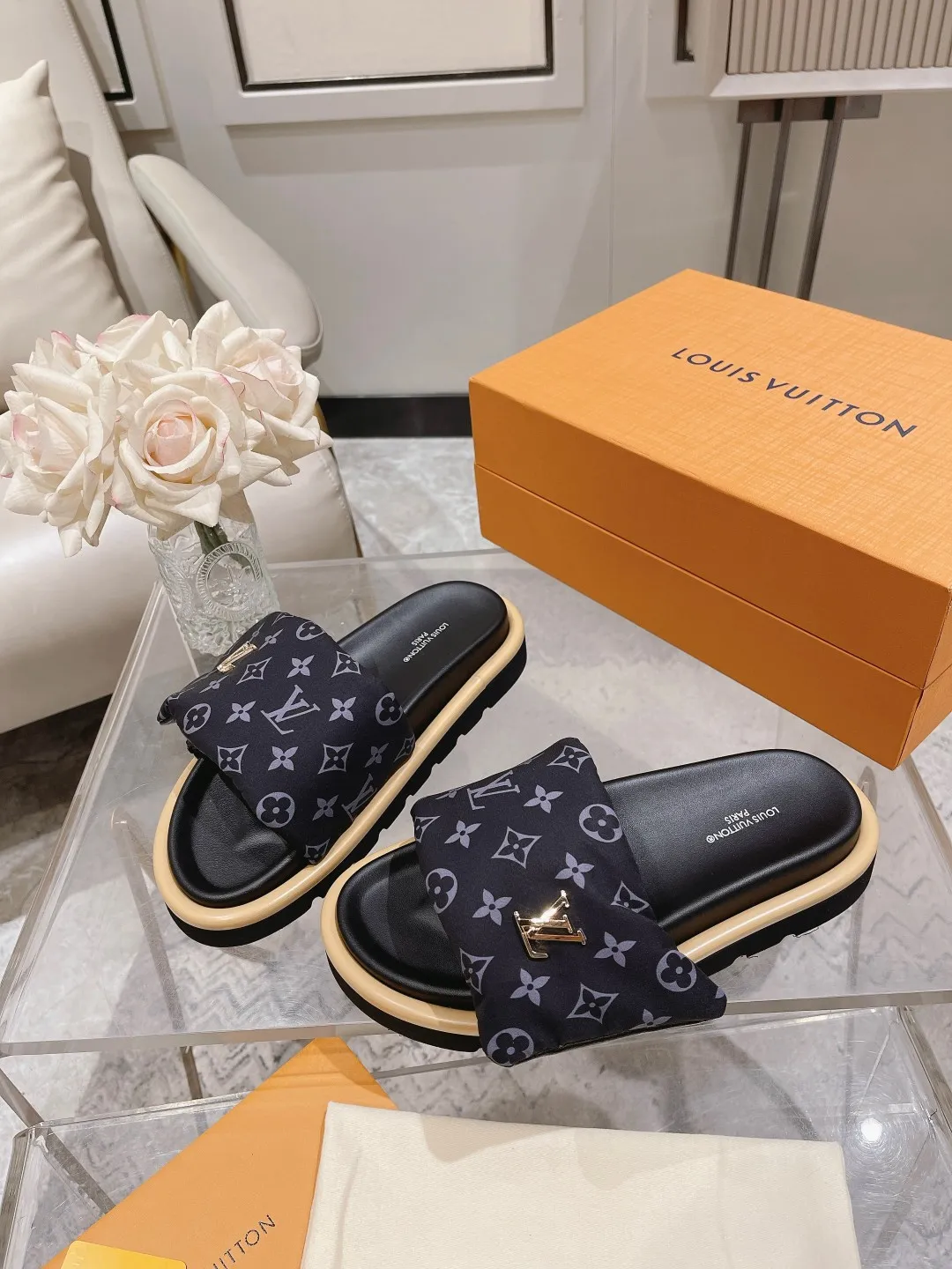 👟👟Ex-factory price 360👟👟 Lvjia brand | ²⁰²5 𝐬𝐬 💛2025 spring and summer latest popular Velcro series...Couple style thick-soled slippers, new rare products at the purchasing level💫 🍒This style is the favorite of celebrities🌟big internet celebrities. A simple and elegant sandal. A good style that you can't take your eyes off at a glance! The thick sole has the effect of increasing the height of the feet. It has the function of elongating the legs immediately. It is exquisite and low-key luxury✔️ No matter it is paired with skirts or trousers, it is super aura🛍 ━━━━━ ЅᏇєєt ━━━━━ ▪️Upper: LV old floral fabric ▪️Outsole: original molded outsole ▪️Shoe size: 35-45